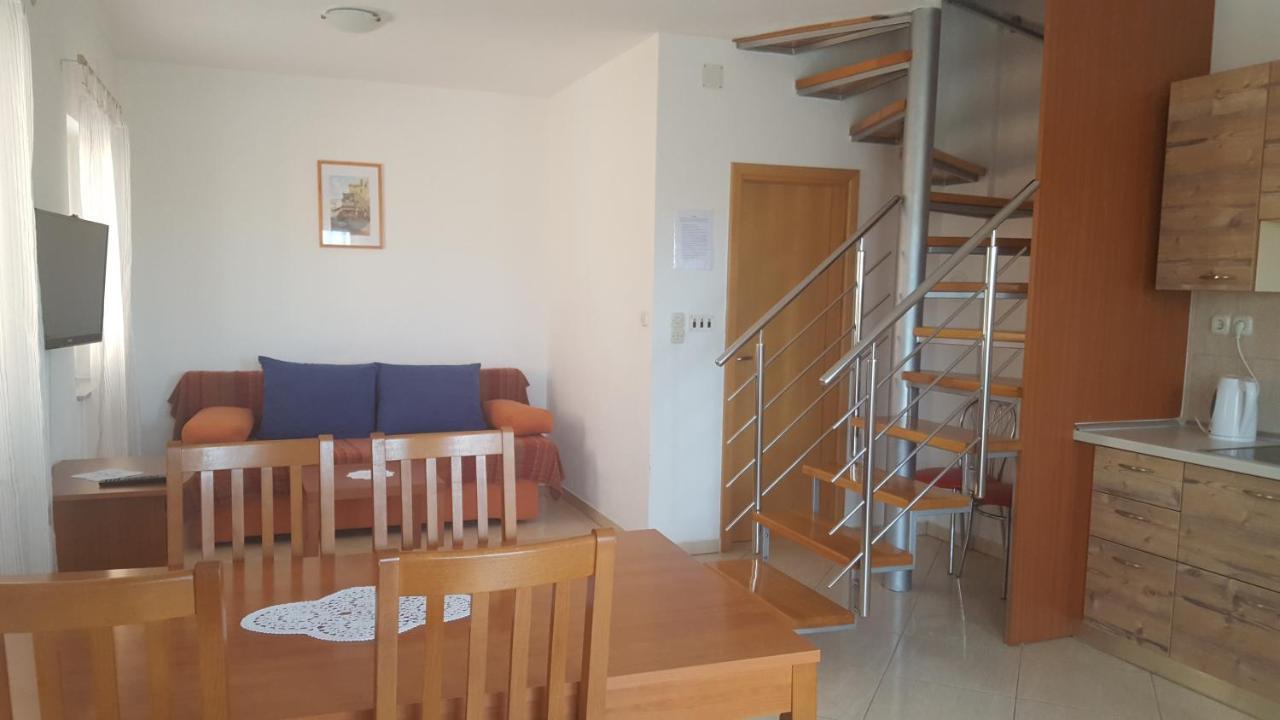 Apartments Iva Povljana Bagian luar foto