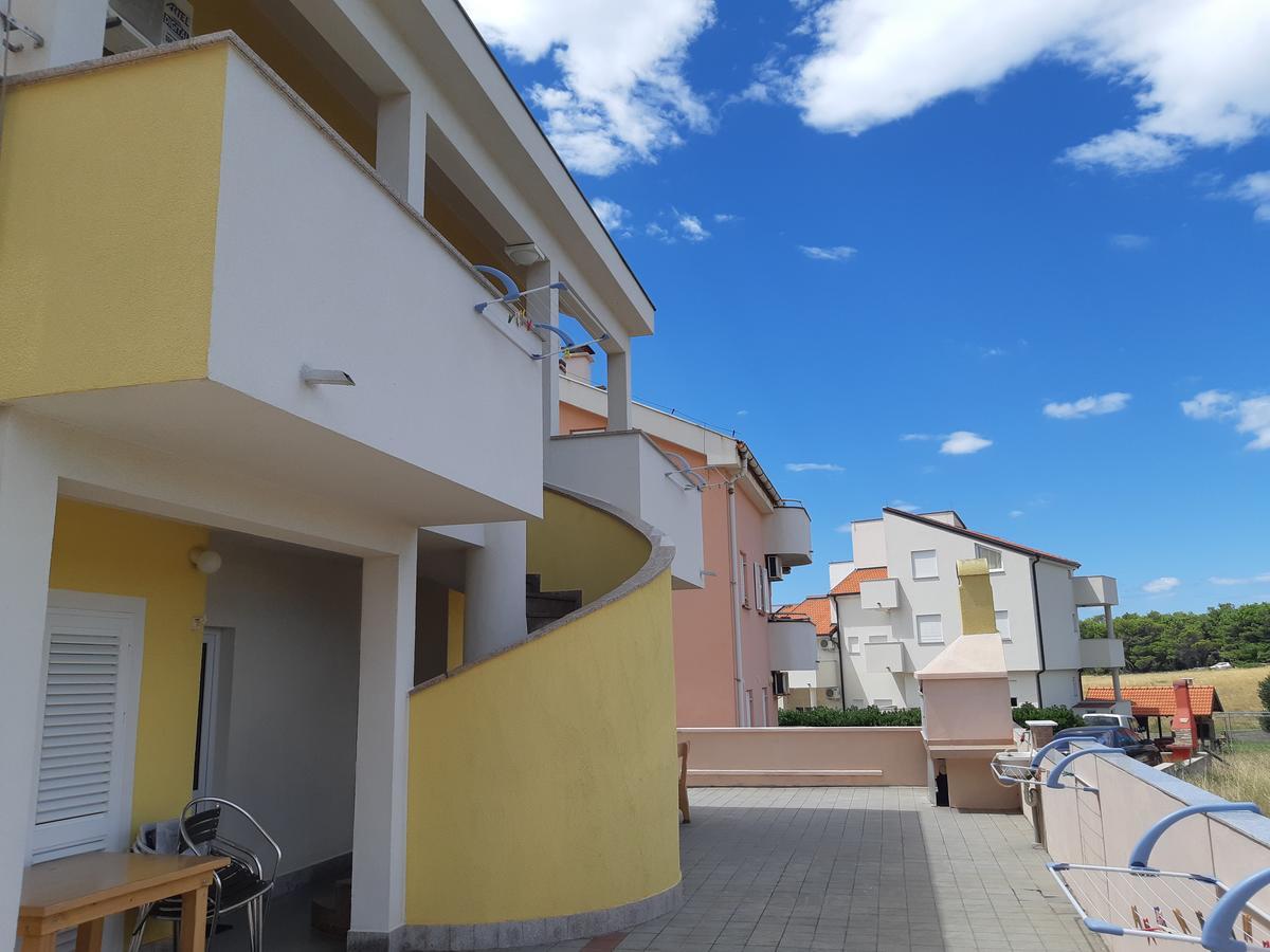Apartments Iva Povljana Bagian luar foto
