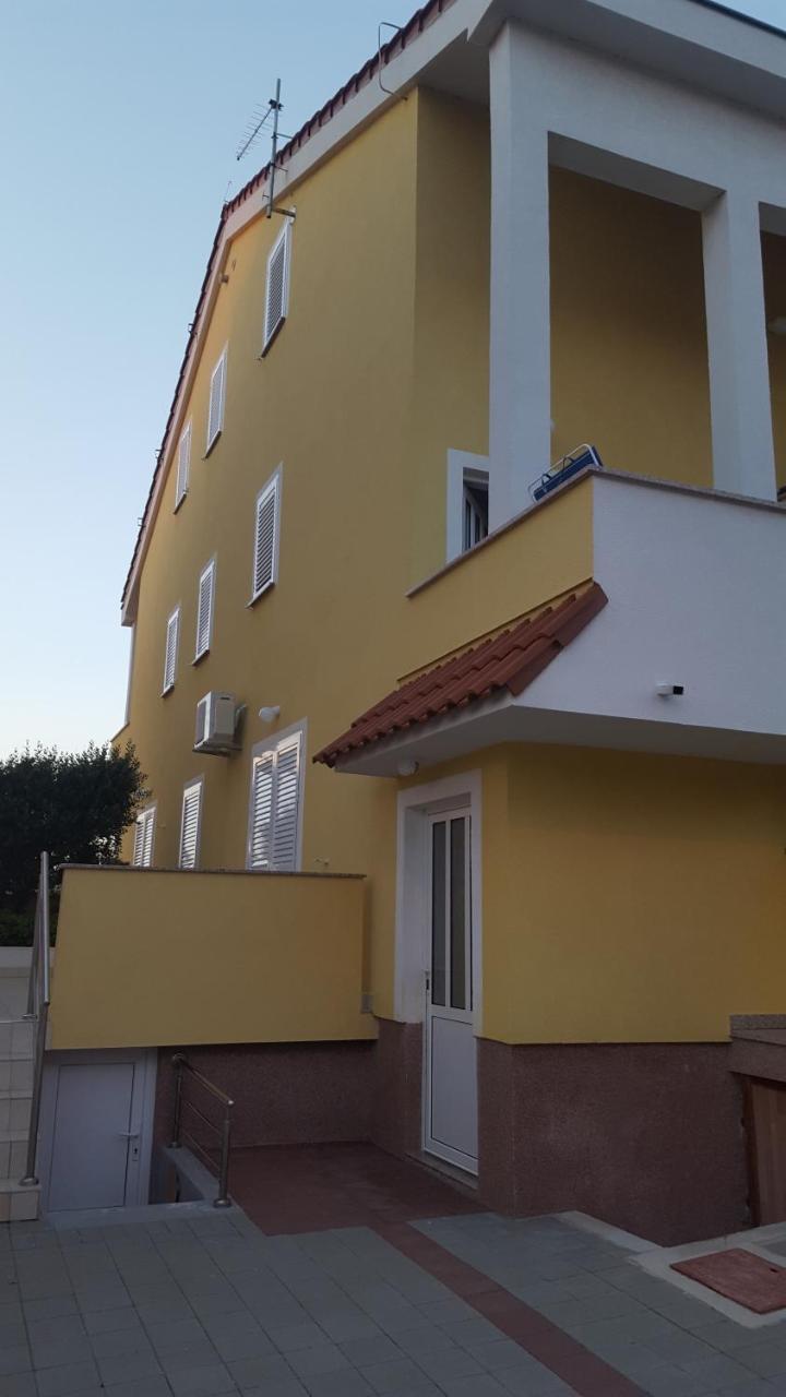 Apartments Iva Povljana Bagian luar foto